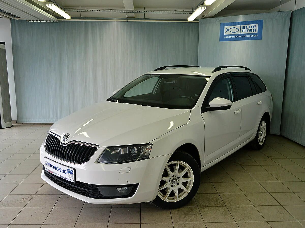 Купить октавию с пробегом в спб. Skoda Octavia 2013 универсал белый.