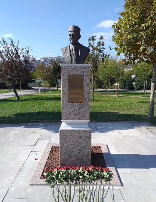 Установлен бюст. Гусейн джавид памятник. парк гусейна джавида нахичевань. бюст азербайджан. выдающийся бюст.