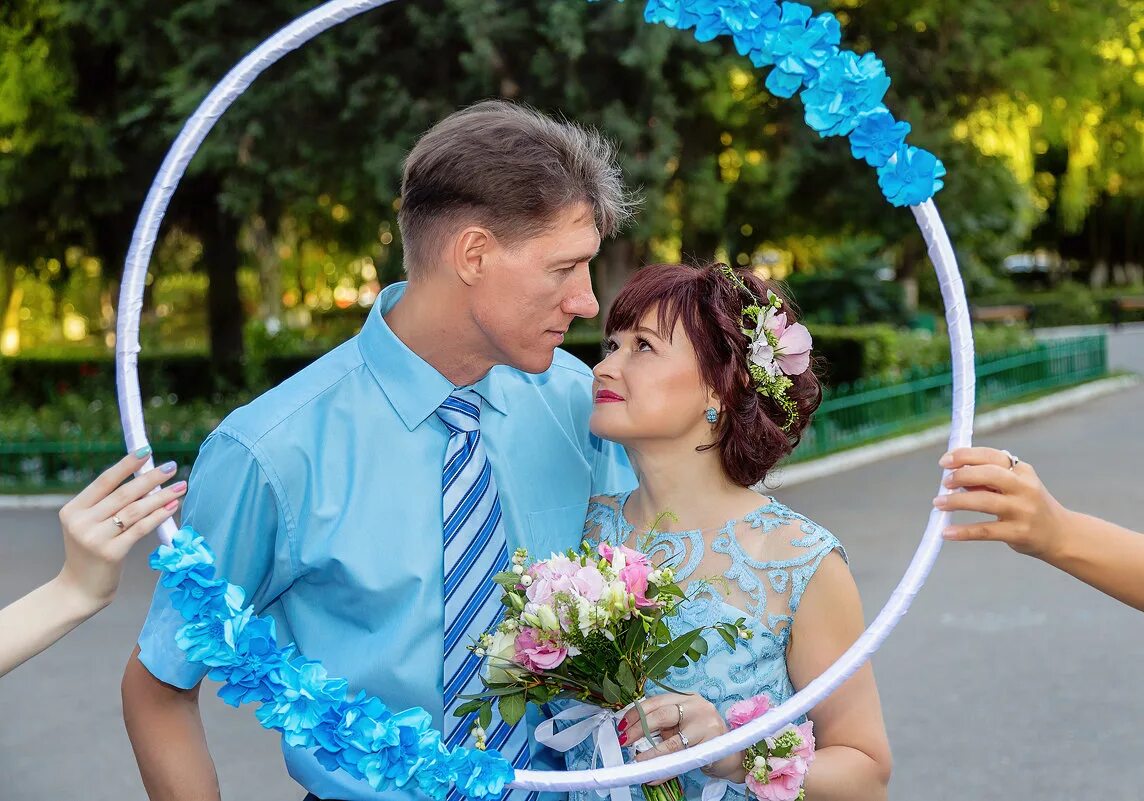 Фотосет на серебряную свадьбу. Оформление зала на серебряную свадьбу. Фотосессия на серебряную свадьбу идеи. Приглашение на серебряную свадьбу 25 лет. Серебряная свадьба в москве.