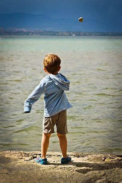 Skipping stones. Мальчик бросает камень. Мальчишки кидают камни фото. Boy throwing Stone. Ребенок кидает камень референс.