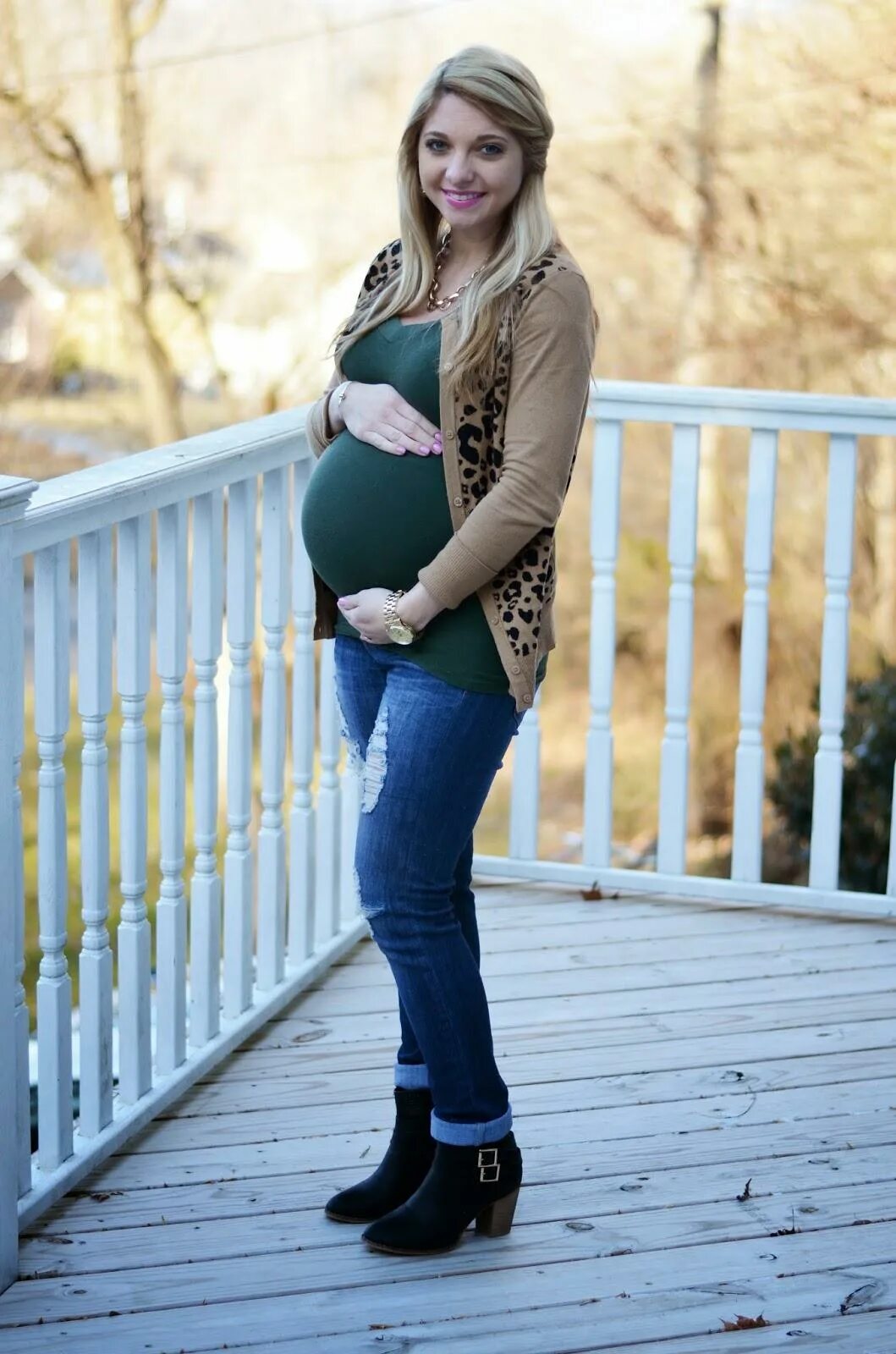 Беременные подруги. Pregnant teenager месяц. Живот беременной 29 недель. Форма живота у беременных. Недоношенный ребёнок 22 недели.