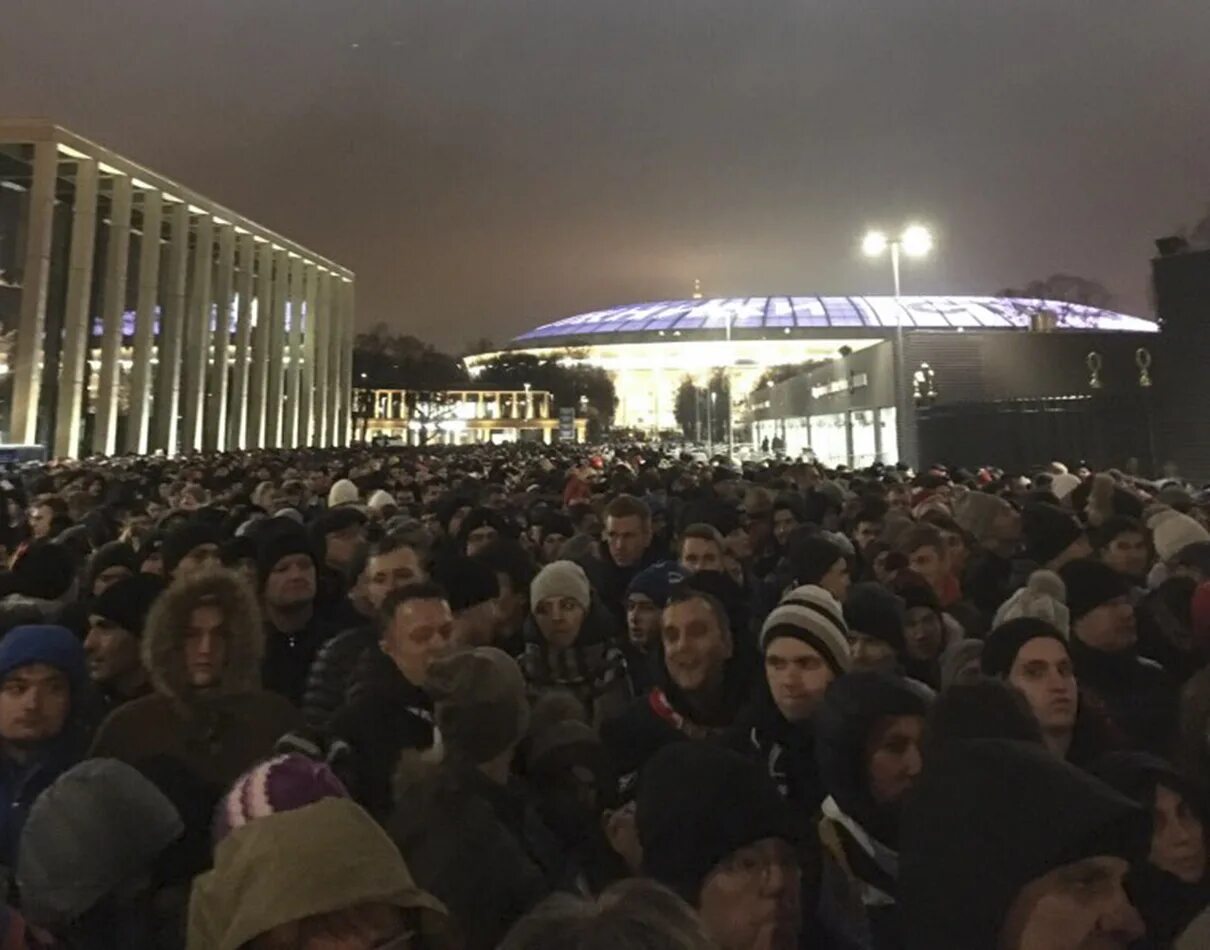 На стадионе в лужниках. Давка на стадионе хиллсборо в шеффилде 1989. Давка на стадионе в москве. Футбольный стадион с болельщиками. Трагедия в лужниках 20 октября 1982 года.