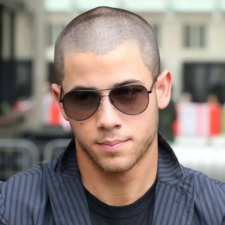 Мужская стрижка машинкой под 3. Nick Jonas прически. Короткие мужские Стрижи под насадку. Модные мужские стрижки под машинку. Мужские стрижки короткие модные.