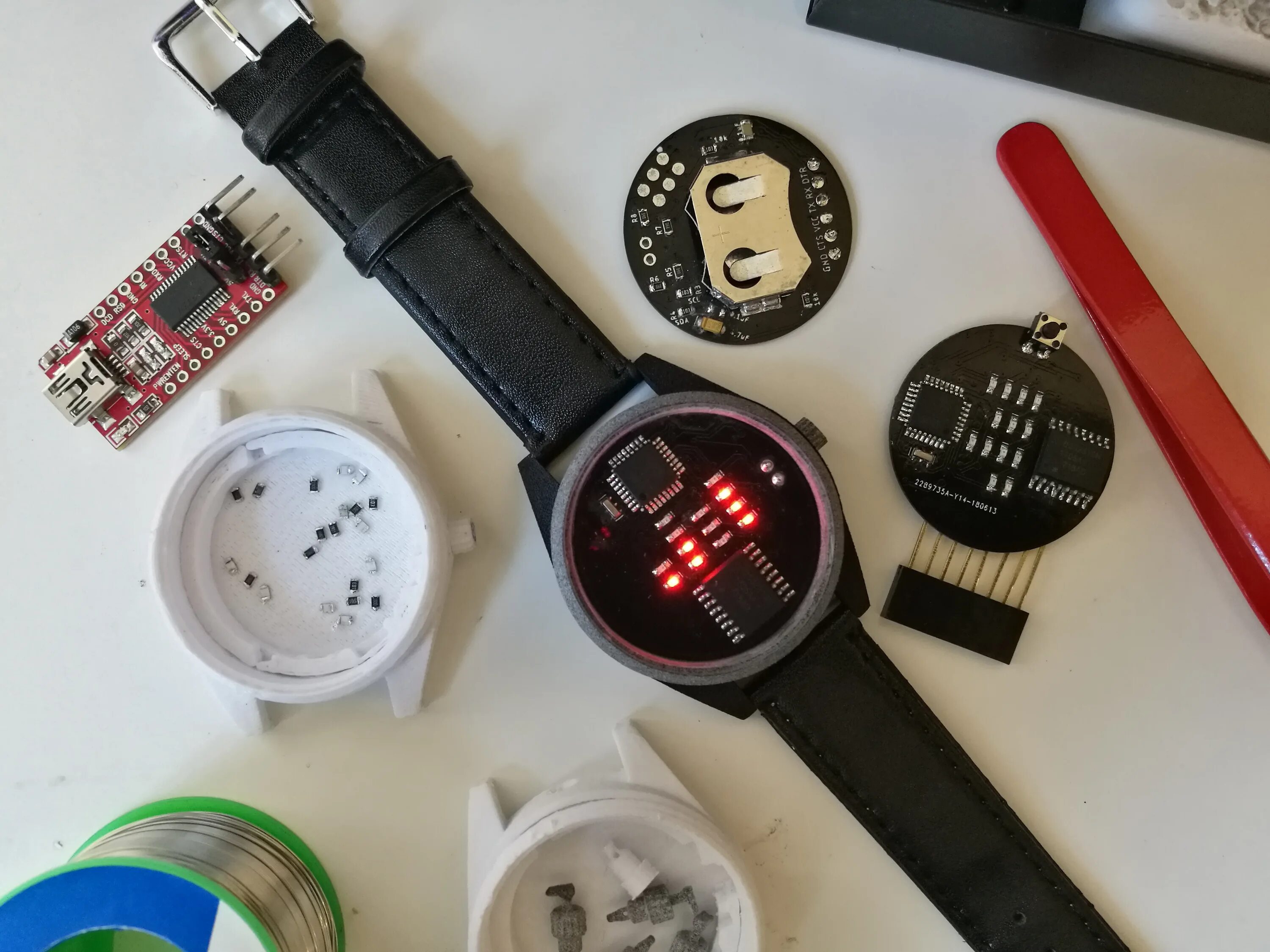 Сделай часы тусклее. Наручные часы на ардуино. Часы наручные DIY. Самодельные наручные часы. Корпус для электронных ручных часов.