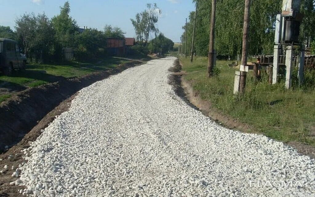 Песчано-гравийная смесь дорога. Расклинцовка асфальтовой крошкой. Гравий для подсыпки дороги. Щебеночная дорога. Засыпать дорогу щебнем