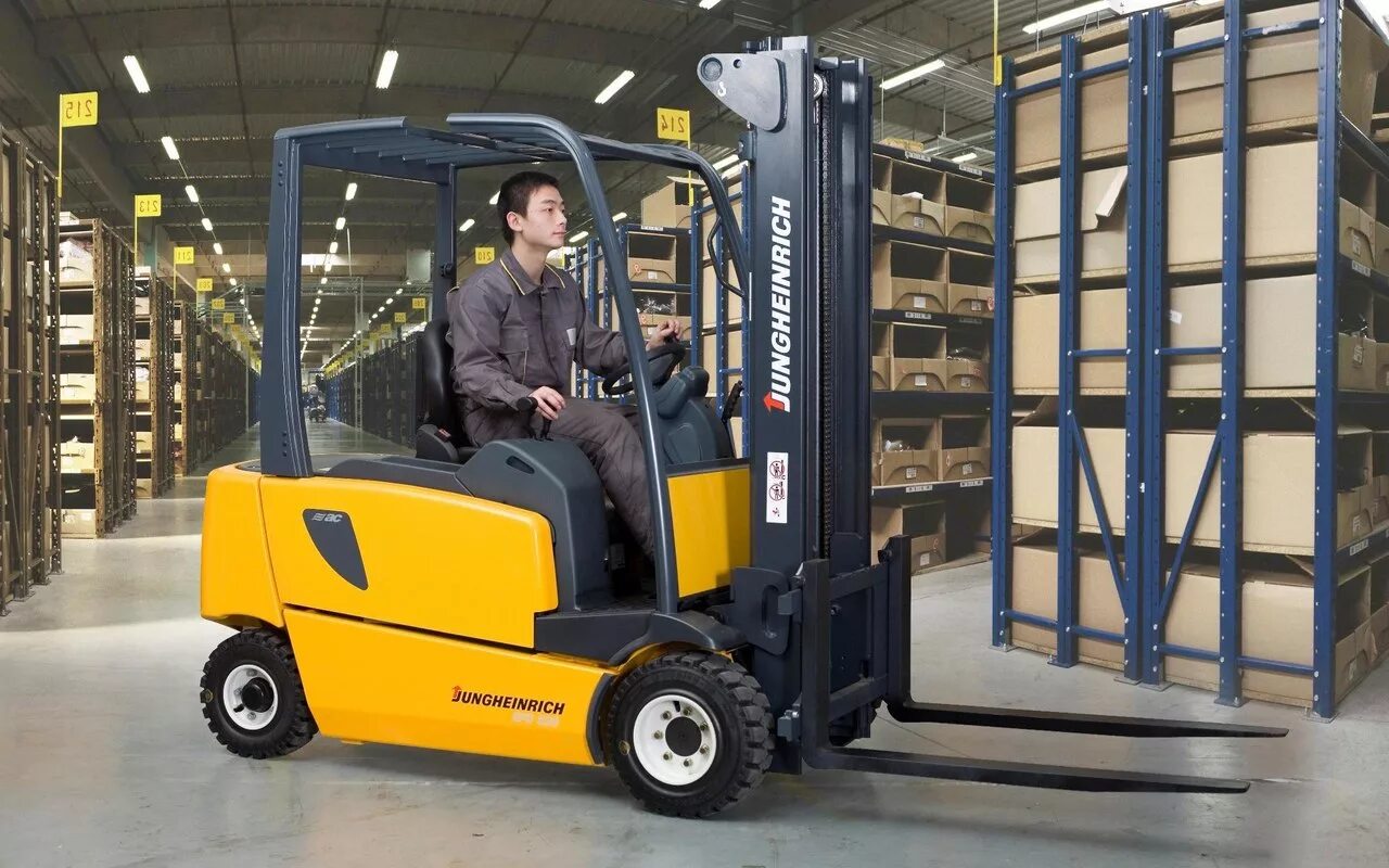 Вилочный погрузчик работа вакансии водителем. Водитель штабелера ричтрака. Вилочный погрузчик электрический lsclg2015a-s категория. ). Водитель автопогрузчика.