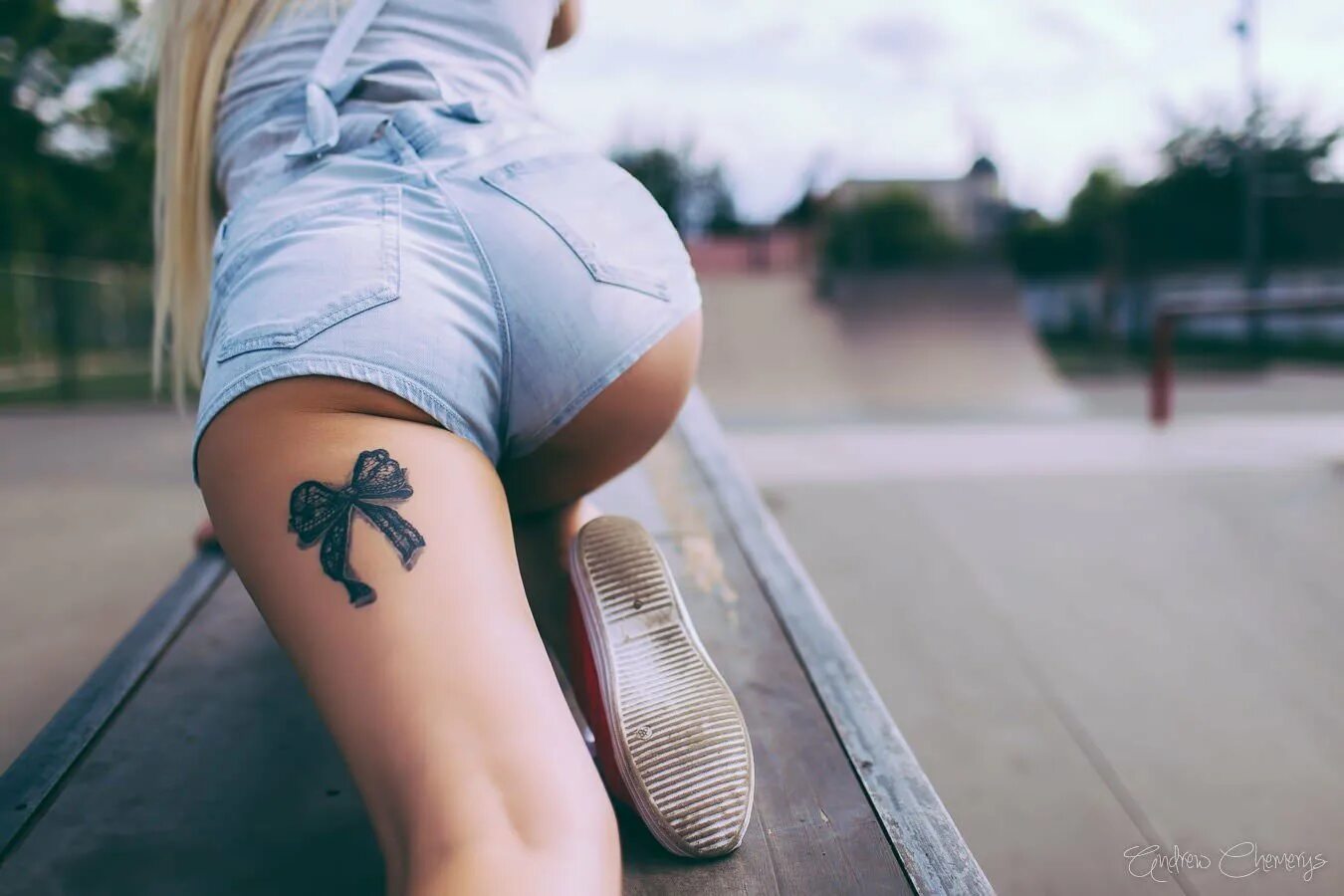 двое в парилке. парит попой. красивые девушки парят. баня веник парилка. парит попой.