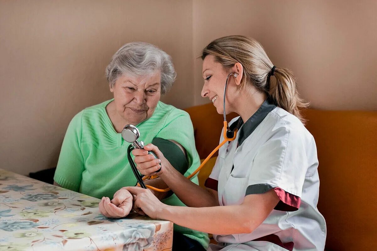 Прием пенсионера. Пожилой человек у врача. Обучение пациента. Бабушка у врача. Общение с пациентами пожилого возраста.