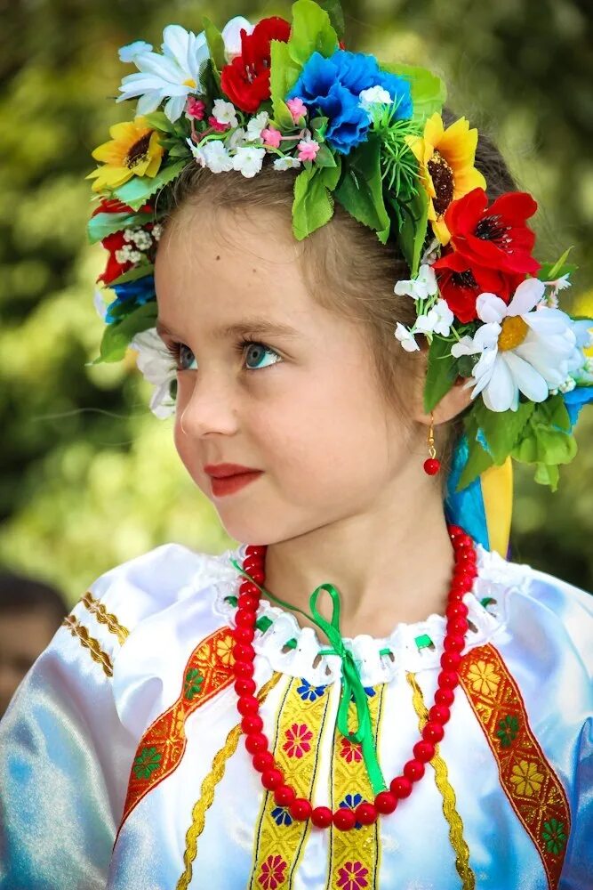 Фото детей украины. Украинский национальный венок. Украинская девочка в венке. Украинские дети в национальных костюмах. Украинский костюм.