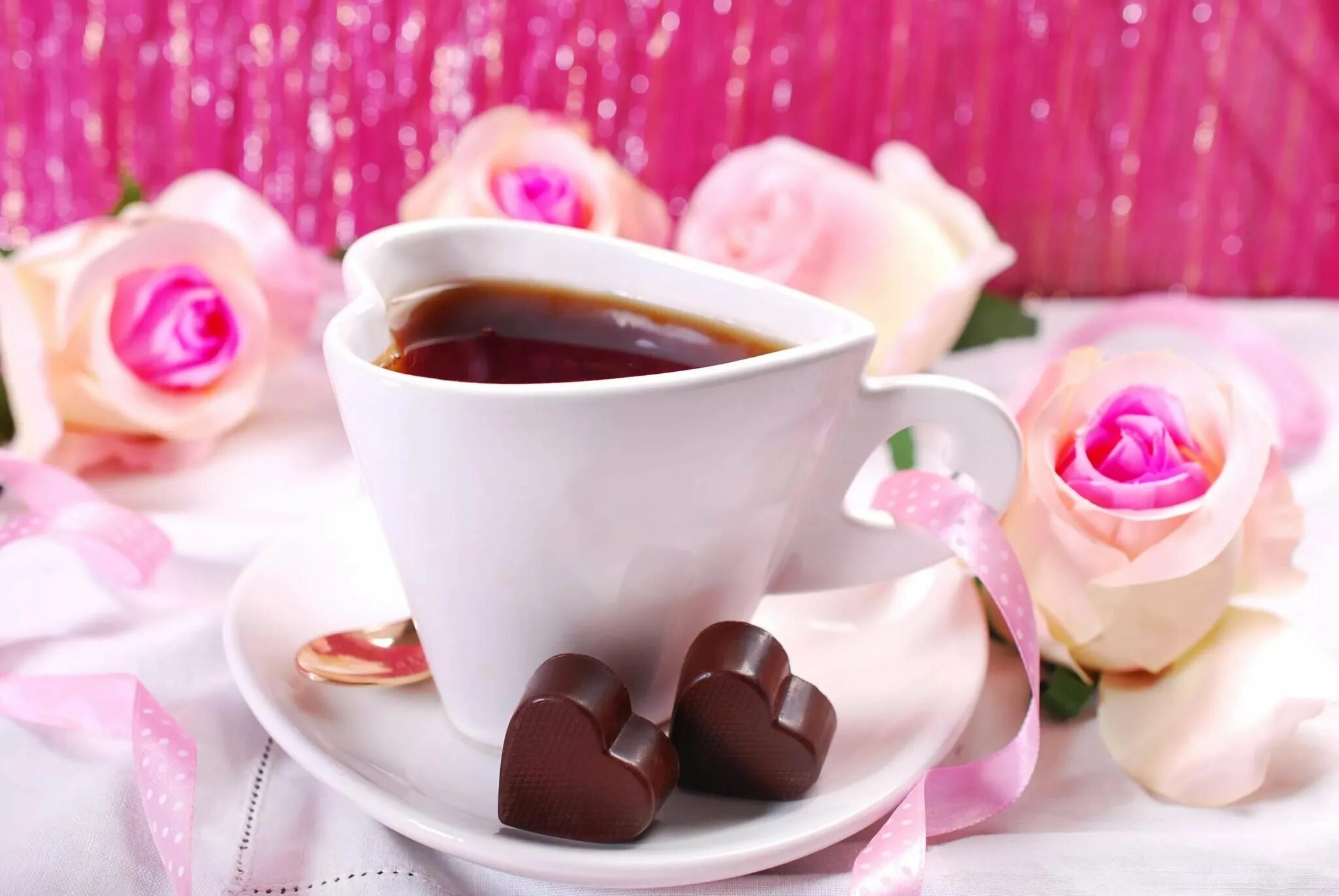 Добрый день любимой жене. Кофе и цветы. Кофе и розы с добрым утром. Кофе с цветами.