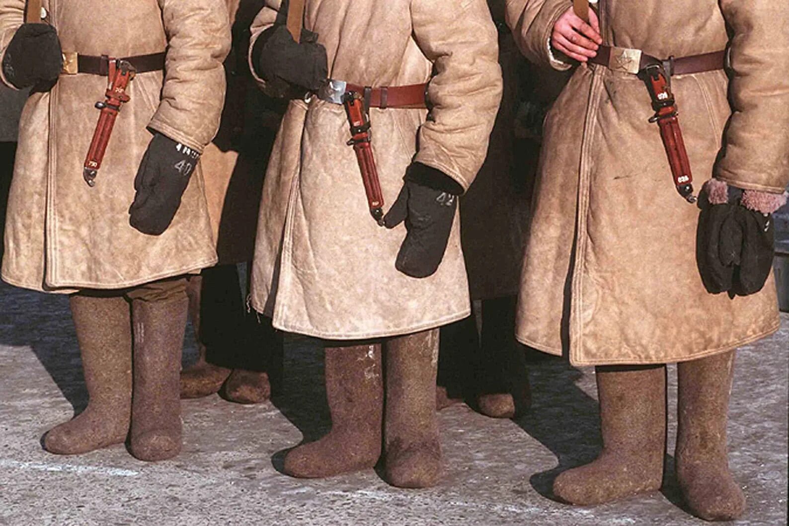 Где носят шинели и сапоги. Презентация в стиле милитари. Солдат в шинели. Зимняя военная форма. Шинель ркка 1941.