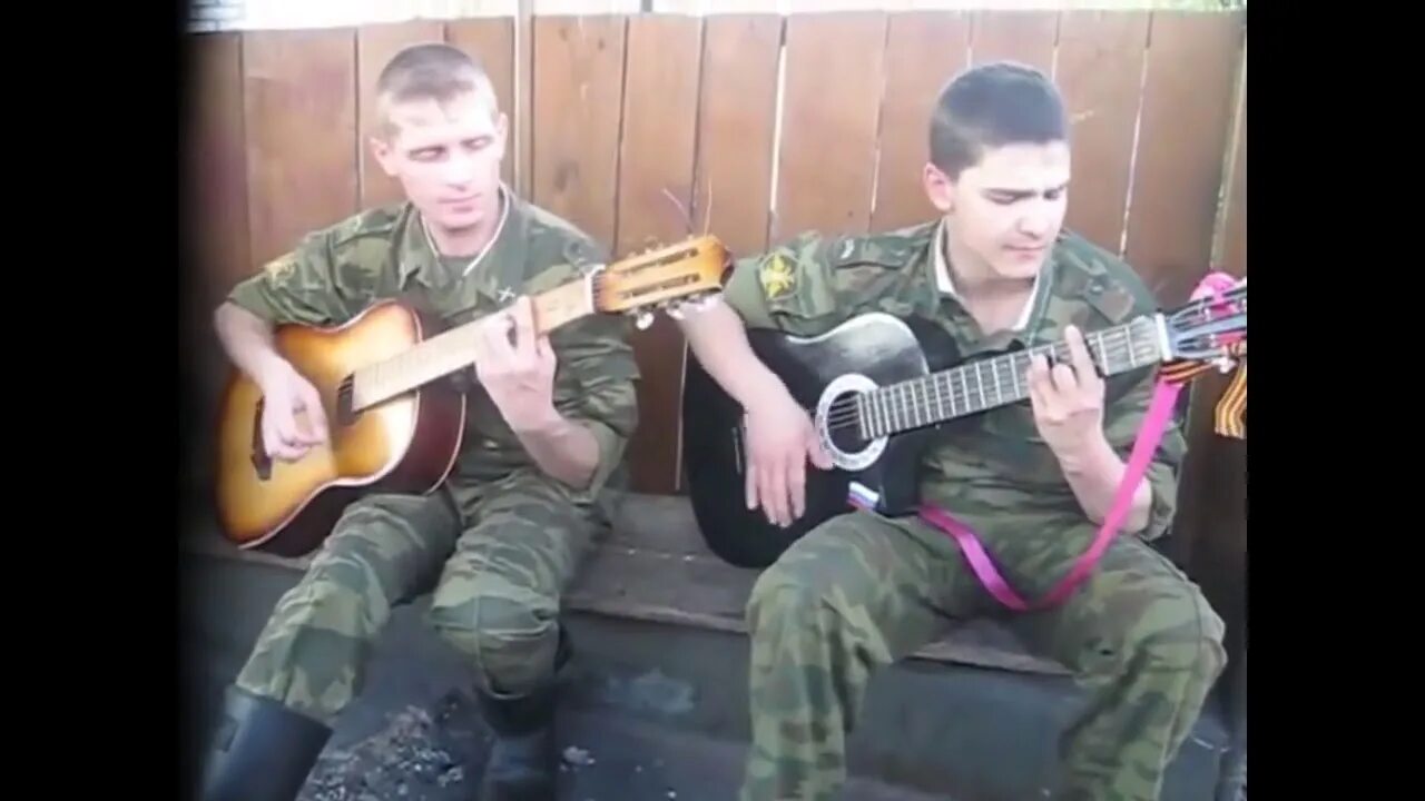 Группа солдат. Военные поют под гитару. Военный с гитарой. Солдаты под гитару. Армейские песни без регистраций