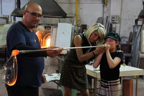 Гдз укр мова 8 класс олександр заболотный. Выдувание стекла. Стекло выдувание художественное. Возникла бы профессия стеклодува если бы стекло. Стеклодувная мастерская татьяны тунис.