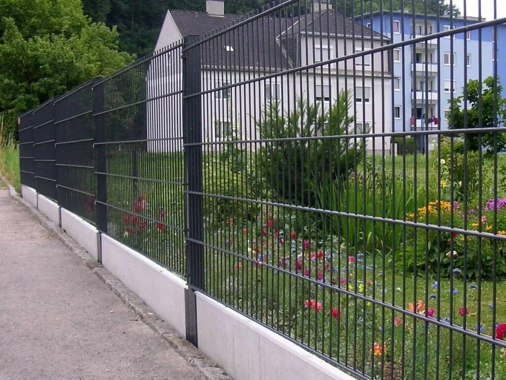 Эконом забор из сетки 3D, установка под ключ, в Москве