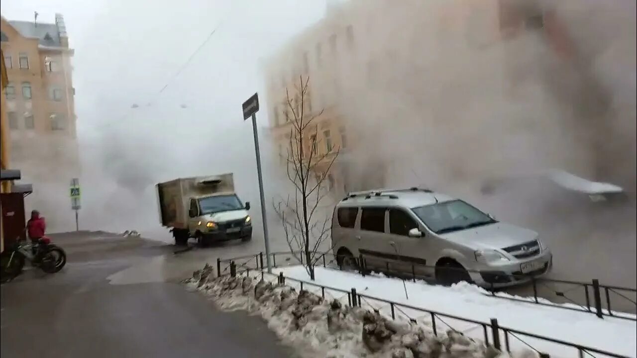 Прорыв теплотрассы. Прорыв на дровяной улице. прорыв теплотрассы в санкт-петербурге. аварии на теплосетях в санкт-петербурге.
