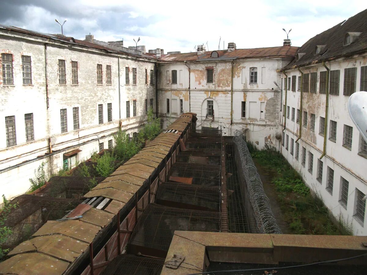 Двор для прогулок в тюрьме. Горбатый карцер тобольск. Прогулочные дворики. Уютный городской двор. Прогулочные дворики.