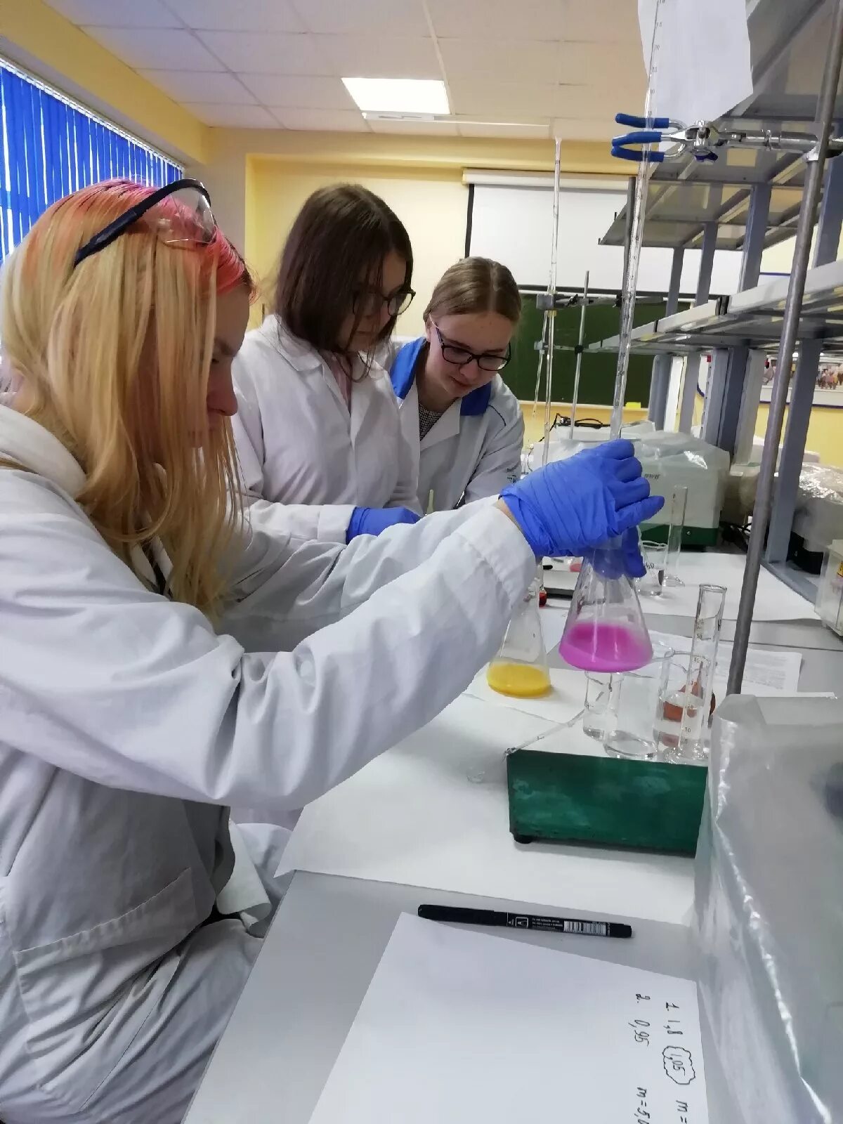 Профессия химик лаборант. Лаборант определение. Химик лаборант. Лаб оборудование. Обязанности лаборанта хим анализа.