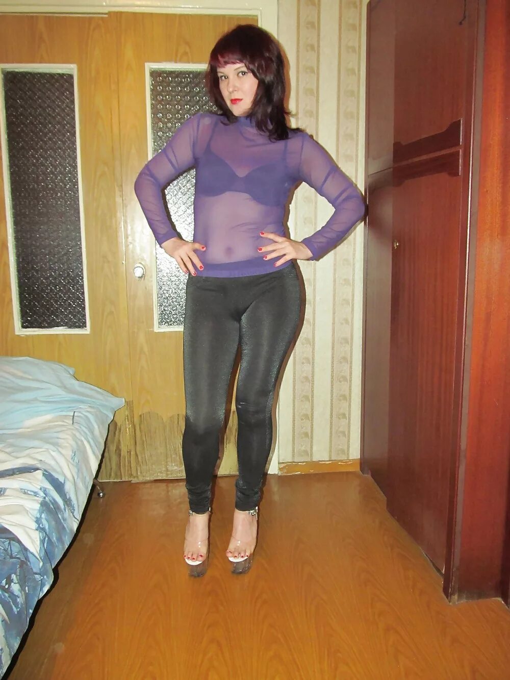 молодые девушки в лосинах. взрослые женщины в леггинсах. молодые девушки в леггинсах. девушка в домашних леггинсах. русские женщины в леггинсах.