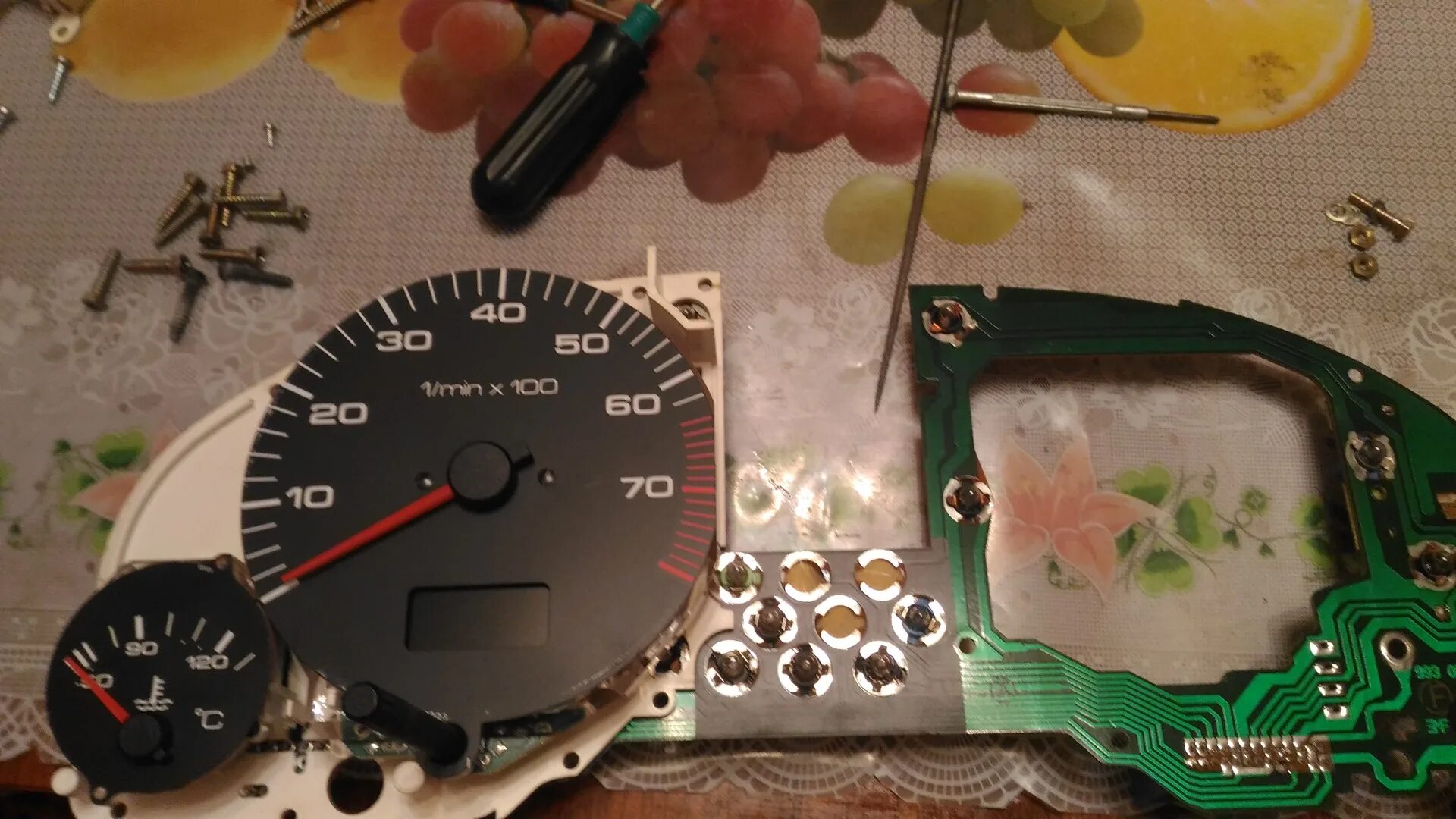Не работает тахометр ауди. Пропайка тахометра audi 80. audi 80 пропайка приборки un4. тахометр audi vdo. приборка ауди 80 в разборе.