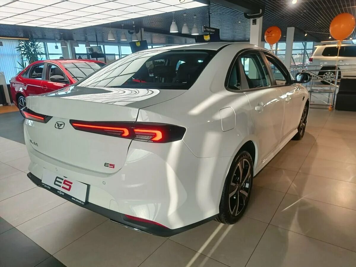 машина kaiyi е5. Kaiyi е5 белый. Kaiyi e5 2023. Kaiyi e5 2023. новый седан kaiyi e5.
