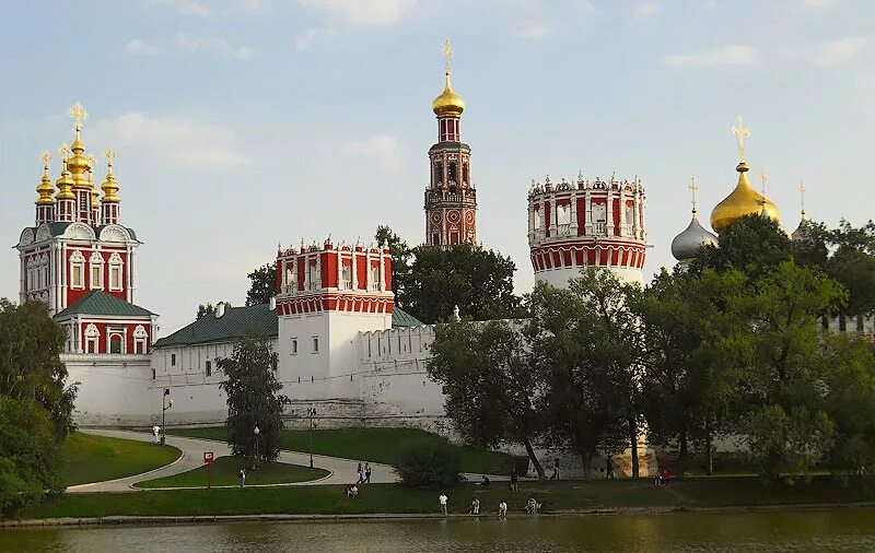 Известные монастыри москвы. Новодевичий монастырь Хамовники. Новодевичий монастырь 1524. Богородице-Смоленский Новодевичий женский монастырь, Москва. Архитектурный ансамбль Новодевичьего монастыря.