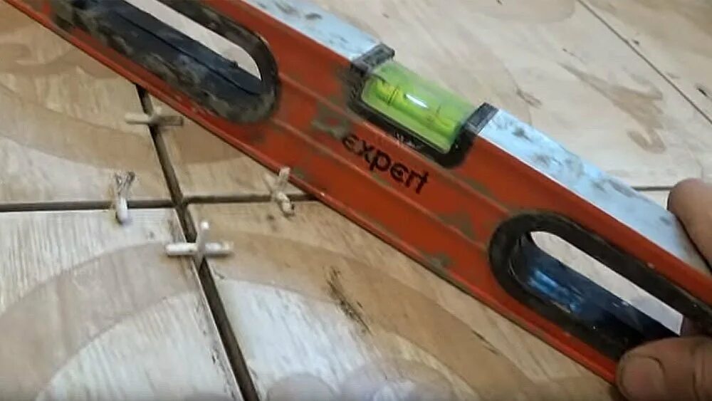 Кривой уровень строительный. Сломанный уровень. Советский уровень строительный. Уровень 3 глаз. Древний уровень строительный.