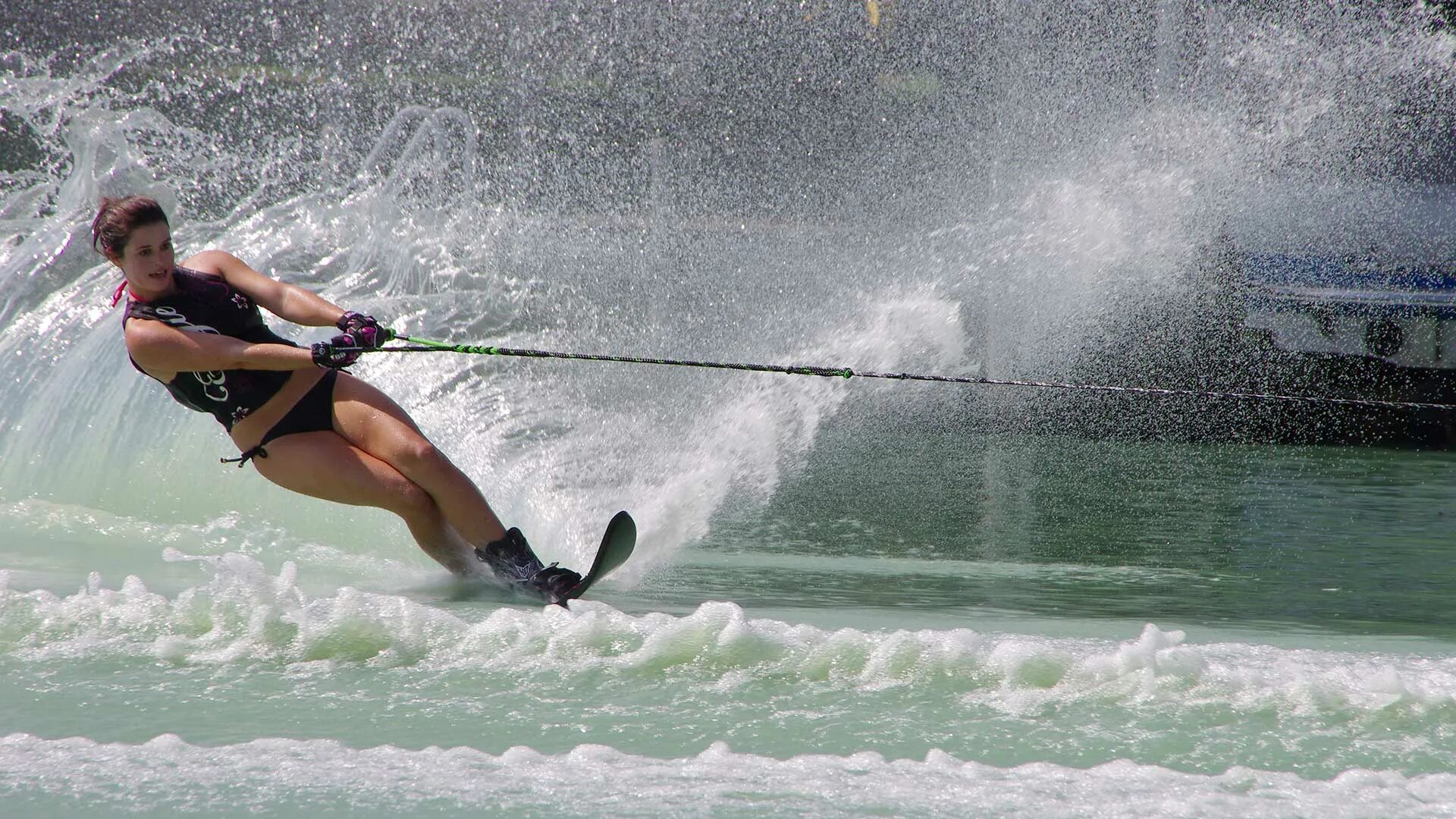 Do water sports. Водные лыжи. Человек на водных лыжах. Серфинг за катером.