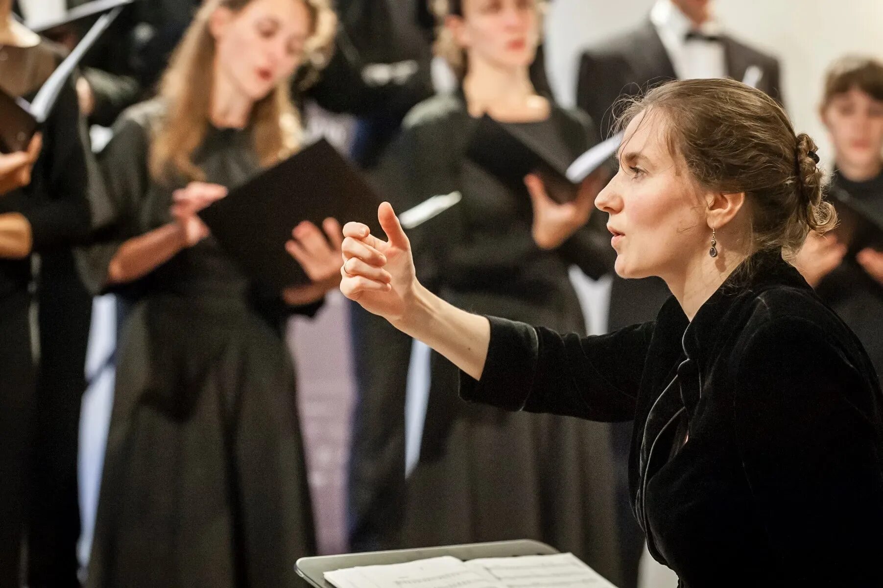 Дирижер руководитель хора. Дирижер руководитель хора. Дирижер руководитель хора. Юлия дедякина москва хор дирижер. Дирижер руководитель хора.