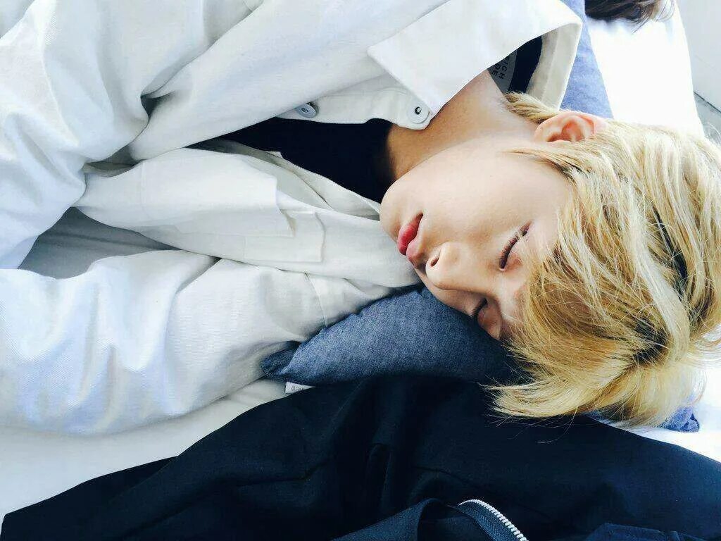Почему корейцы спят в одежде. Сонный хенвон. monsta x спят. хенвон спит. monsta x минхёк спит.