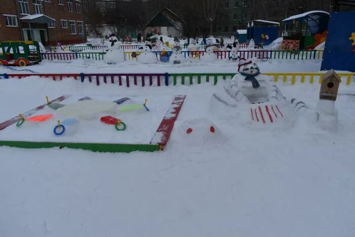 Зимний участок в подготовительной группе. Смотр зимних участков. Конкурс зимних участков. Смотр конкурс зимних участков в детском саду. Экоуголок зимой на участке 5-6 лет.