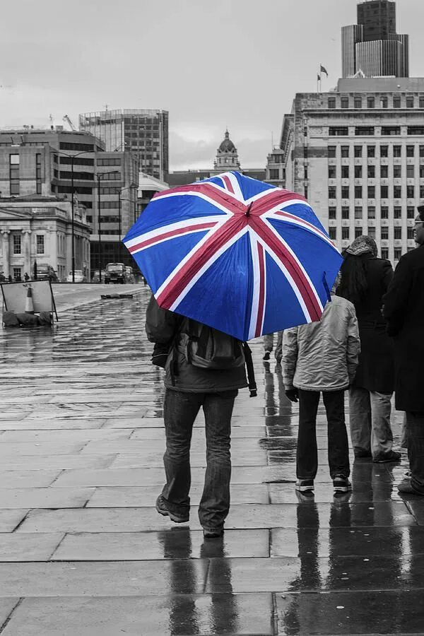 The british climate. Зонтик Лондон. Дождь в Великобритании. Зонтики в Великобритании. Зонт Англия.