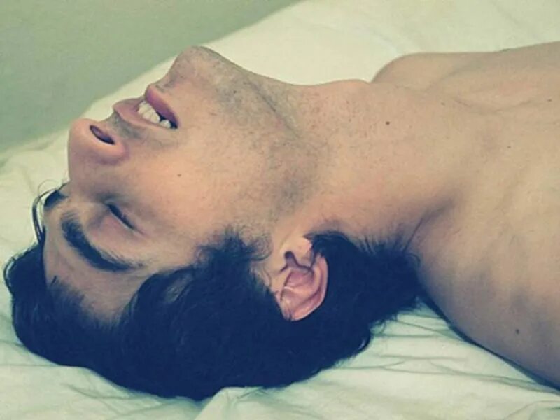 Красивые парни с прессом. Парень спит. Стоны мужчин. Стоны мужчин. Красивые парни с кубиками.