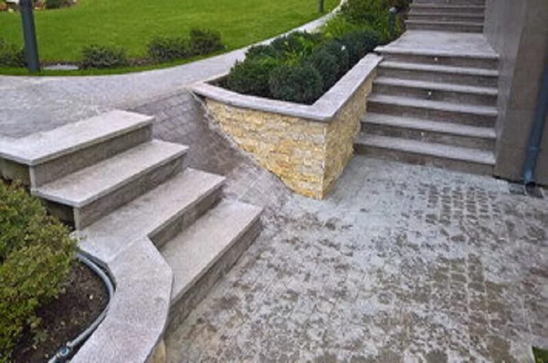 Уличные ступени из камня. Базальтовый камень для ступеней. Steel grey granit лестницы. Мансуровский гранит крыльцо. Ступени уличные из камня.