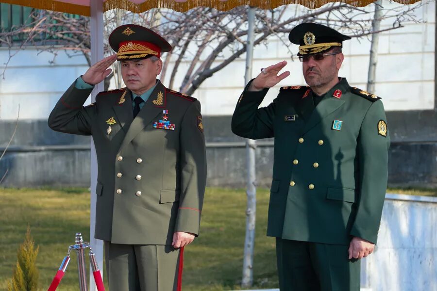 Военный генерал. Парадная форма Генерала МО РФ. Повседневная форма Генерала майора армии РФ. Военная форма Генерала армии РФ. Форма Генерала армии России Шойгу в полный рост.