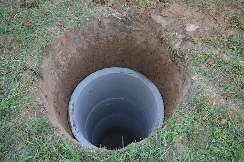 Копка колец. Копка колодцев с кольцами. Копка колодцев. Копка траншей колодцев вручную. Углубление колодцев талдом.