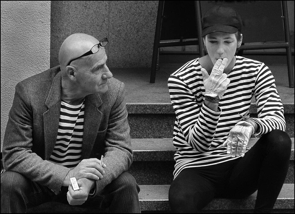 отец и сын. отец и сын обнимаются. беседа отца с сыном. отец и сын старые фотографии. джеймс олдридж последний дюйм иллюстрации.