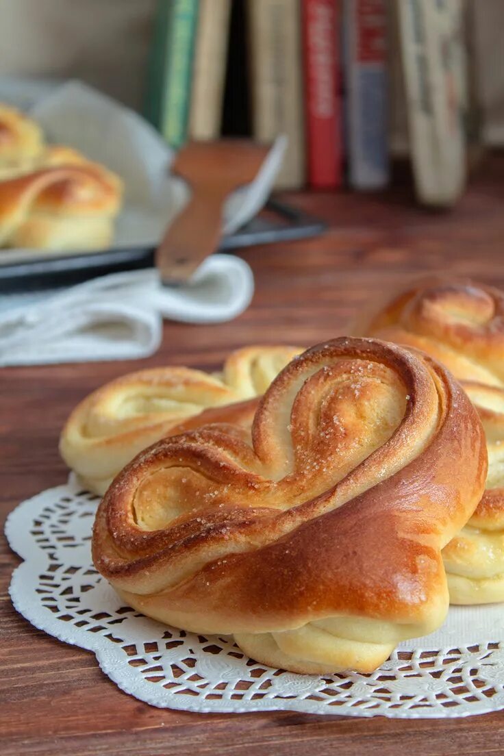 Воздушные плюшки с сахаром рецепт. Булочки. Плюшки. Выпечка булочки. Плюшка выпечка.