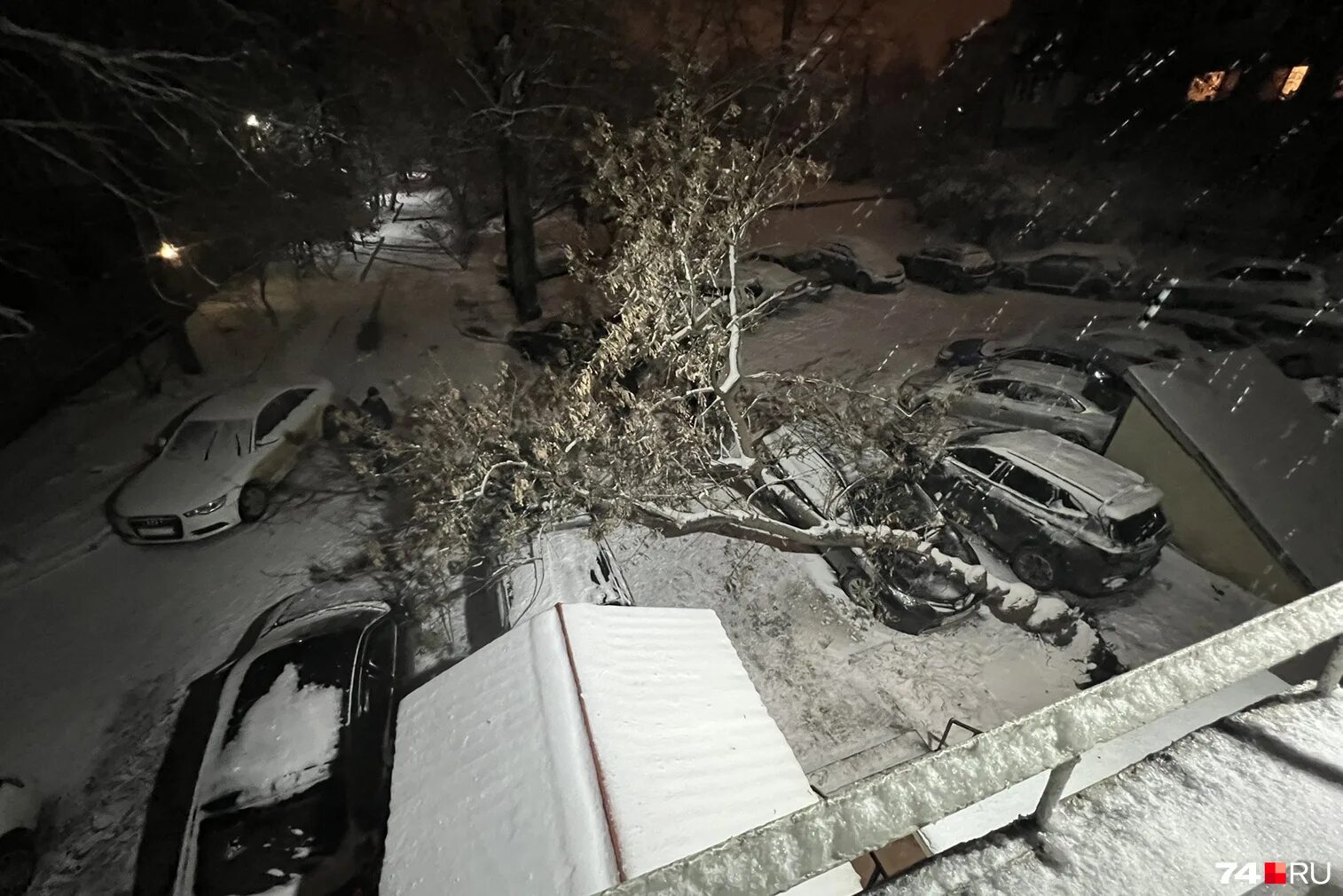 машина во дворе. разбитые автомобили во дворе. в щелково разбили машины в дворе. машины в новосибирске. 30 декабря разбил машины во дворе.