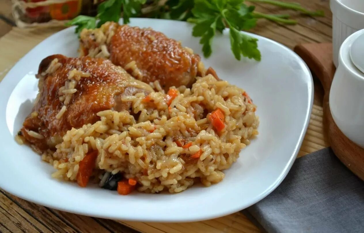 рис с курицей. рис с куриной голенью в духовке. Tovuq go`shti. рис с курицей в духовке на протвине. куриные бедра с рисом в духовке.