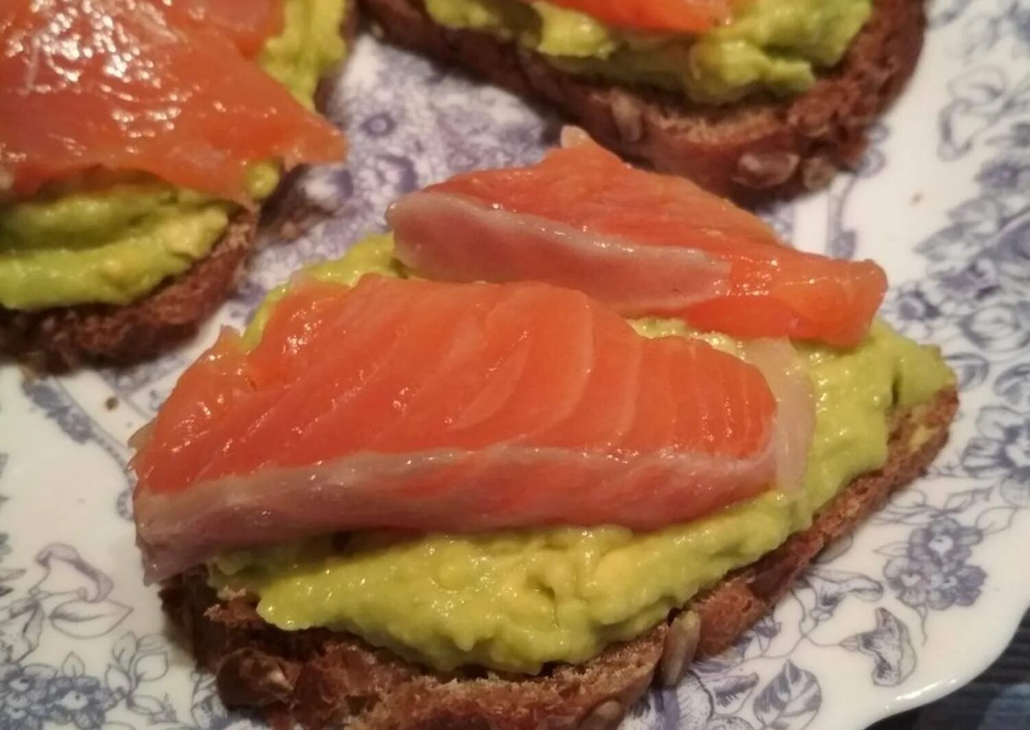 бутерброды с форелью и авокадо. бутерброд с форелью и авокадо. бутерброды с форелью и авокадо. бутер с авокадо и красной рыбой. бутерброды с форелью и авокадо.