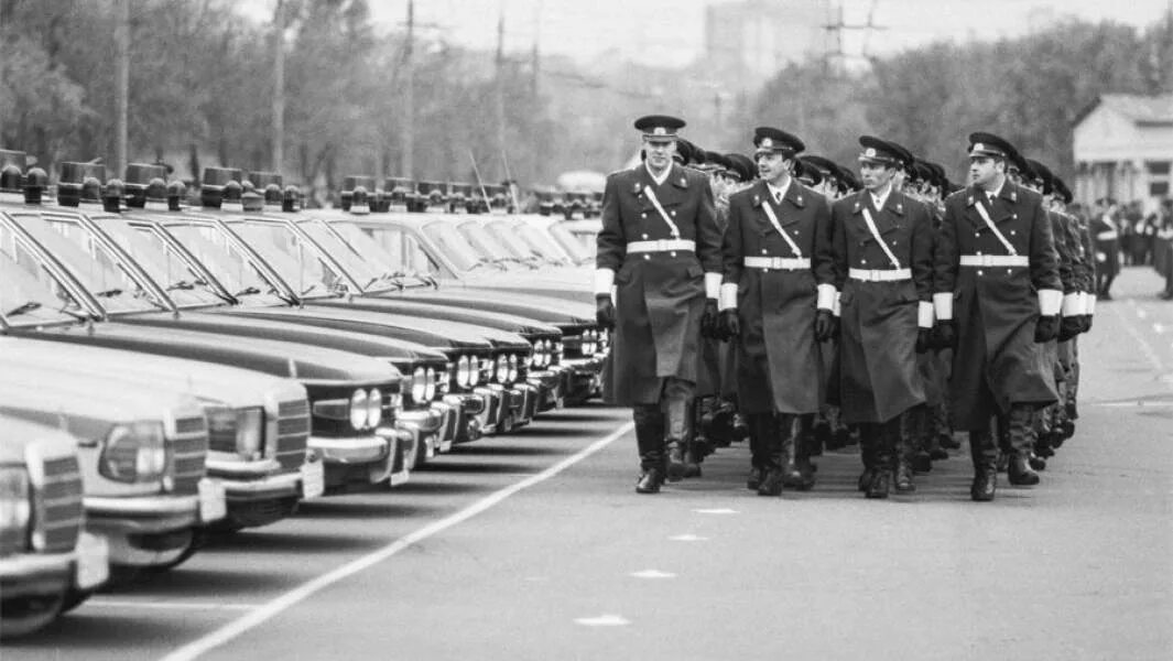 Советском милиция в годы. Милиция СССР 1924 года. Tatra 613 ГАИ СССР. Парад милиции СССР. Милиция СССР 1992.