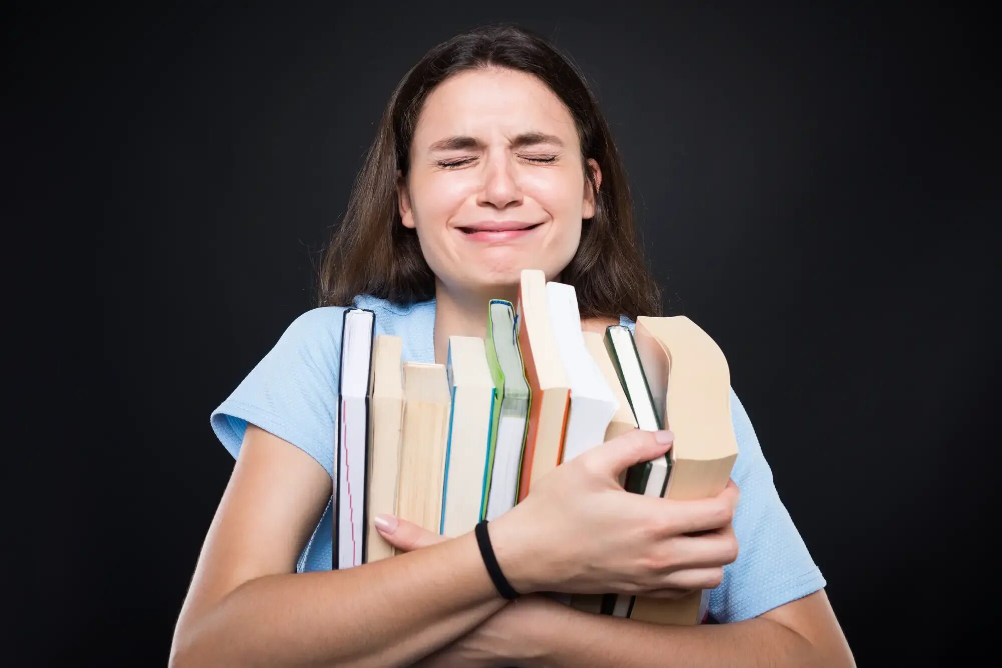 When reading these books the speaker. Девушка держит книгу в руках. Рука держит книгу. Студентка держит кучу книг. Студент девушка плачет.