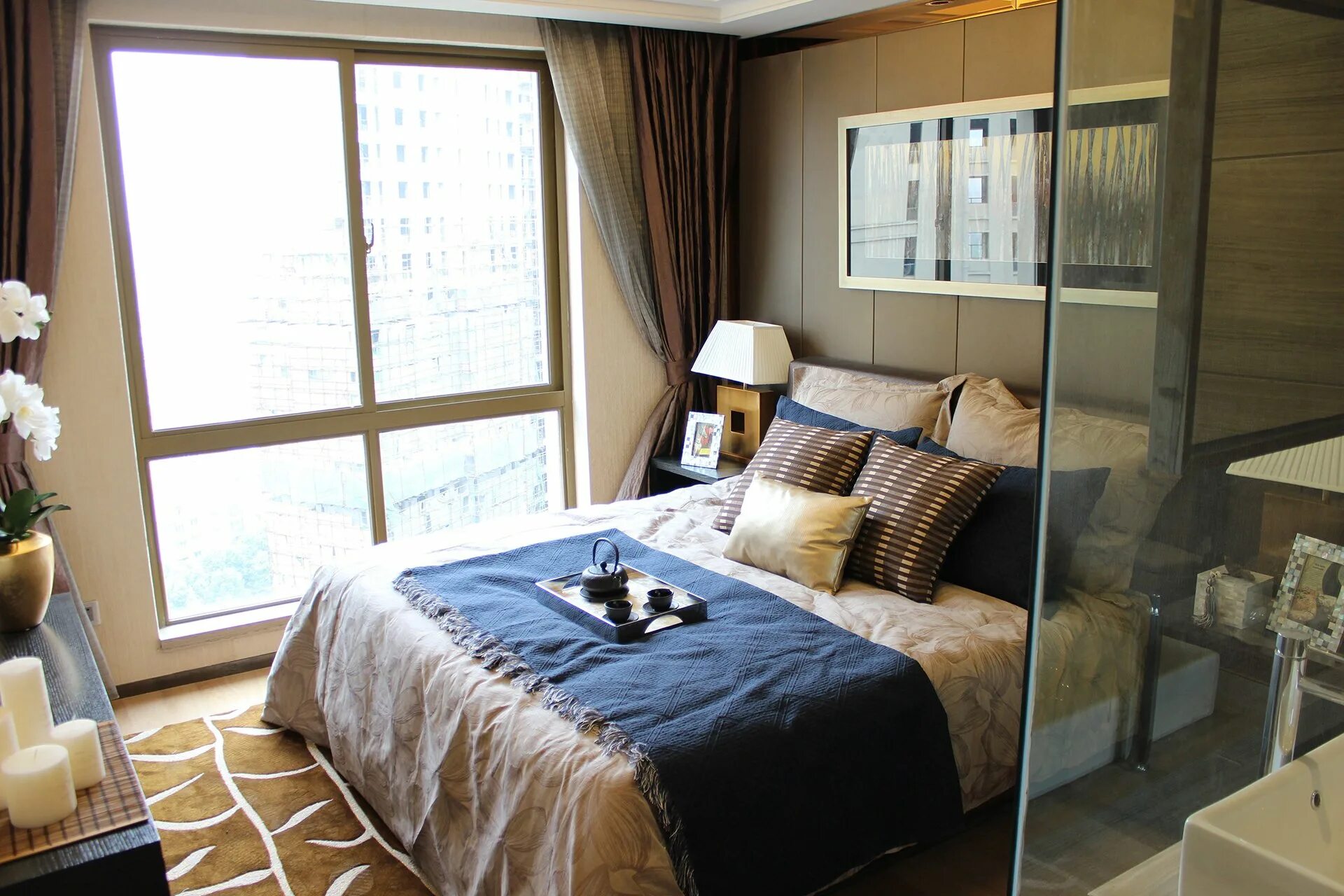 Комната новая 7. Уютные маленькие спальни. Кровать у окна в спальне. Спальня с панорамными окнами. Спальня с большой кроватью.