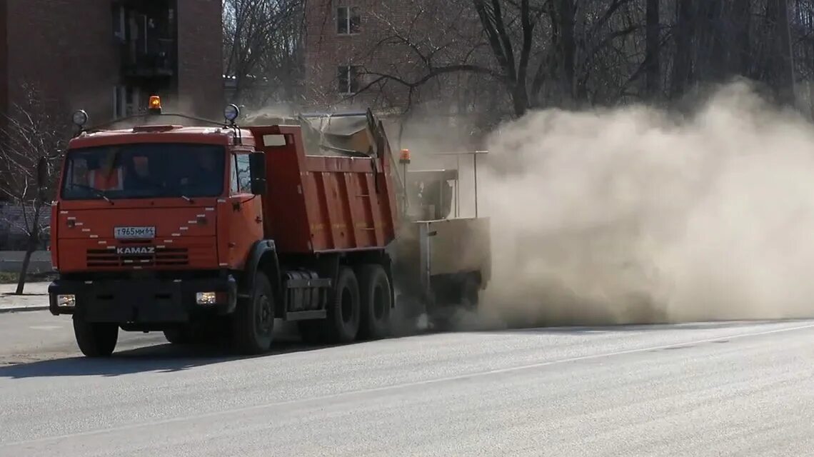 Дорожная пыль. Пыль на дороге. Уборка пыли с дорог. Пыль от автомобиля. Ветер пыль дорог