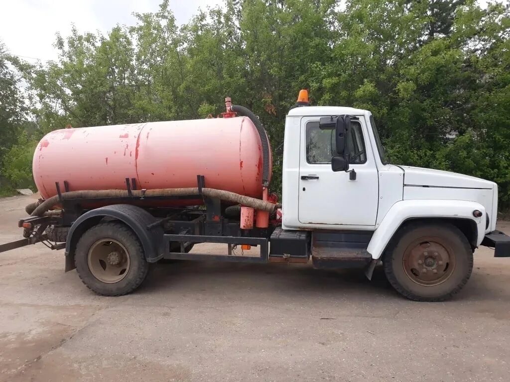 Картинки машин зил откачка в городе благовещенск. Газ 3309 бочка. Гудп путь. Газ 3309 дизель ассенизатор. Ассенизаторские услуги.