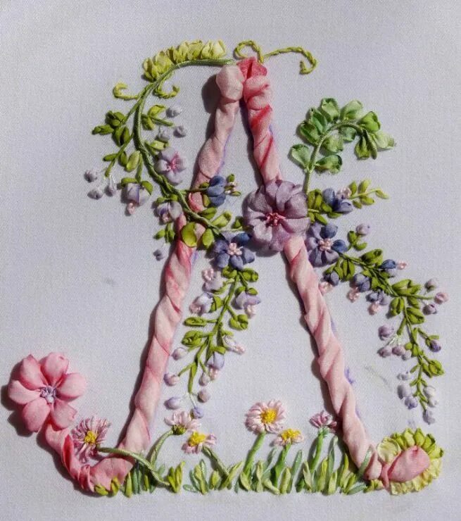 Вышивка лентами алфавит. Буквы из тесьмы. Буквы из тесьмы. Вышивка монограммы рококо. Тесьма с вышивкой.