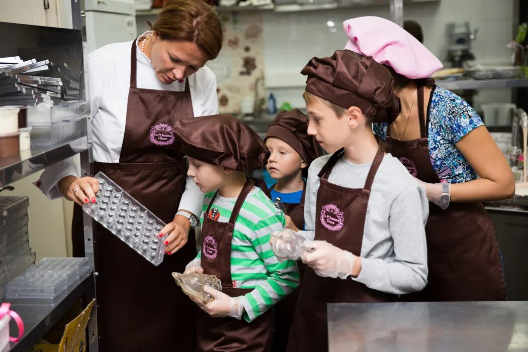 Классы шоколада. Шоколадное ателье la Princesse Choco. Шоколадный мастер класс. Кондитерский мастер класс для детей. Мастер класс на шоколадной фабрике.