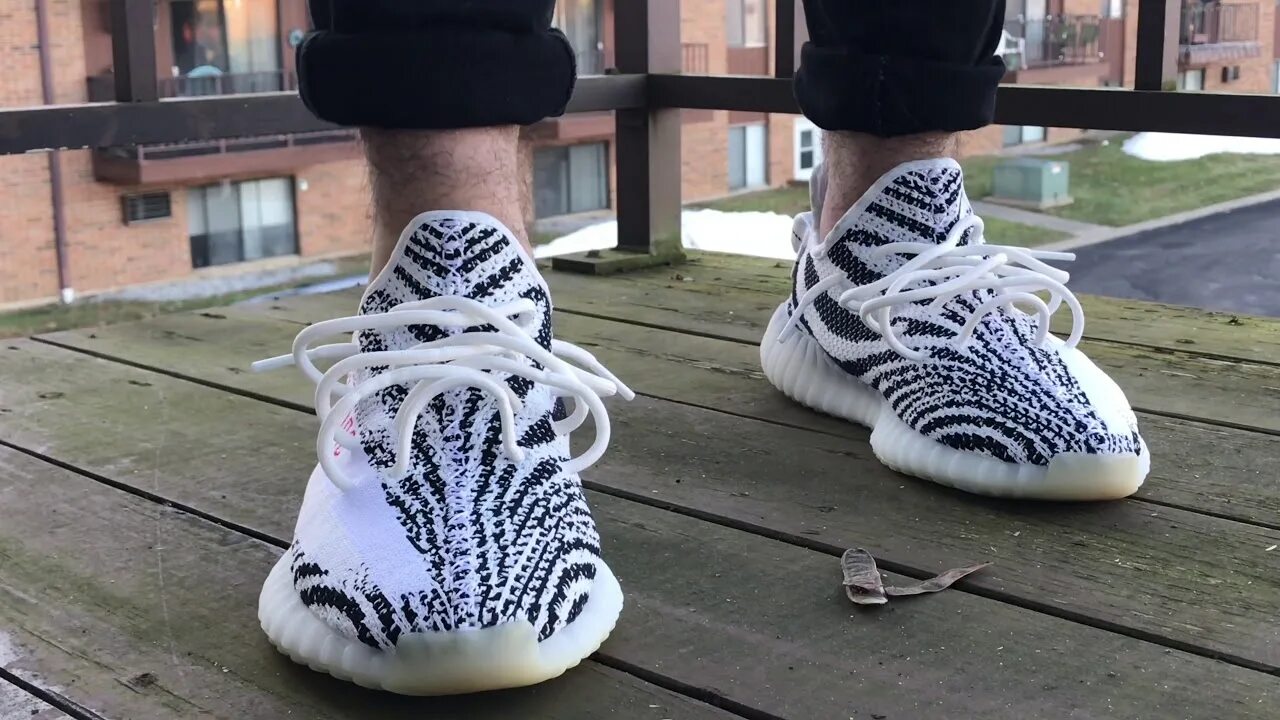 Как зашнуровать изики. Yeezy 350 Zebra. Yeezy Boost 350 v2 Zebra. Yeezy 350 Zebra on feet. Adidas Yeezy Boost 350.