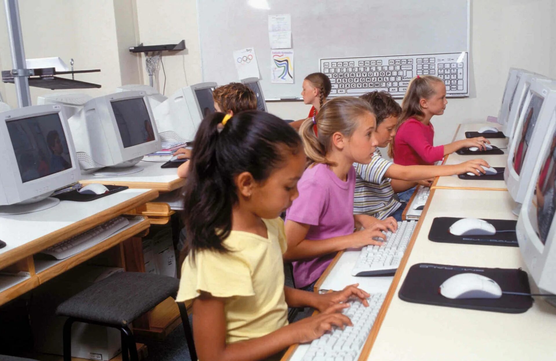 Different subject. Школы в панаме. занятия в компьютерном классе. middle информатика. school subjects computer studies.