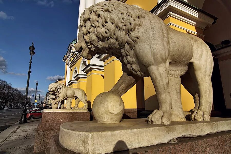 Санкт петербург где львы. Медный всадник и львы. Санкт Петербург львы медный всадник. Львы на Адмиралтейской набережной. Львы Медичи.